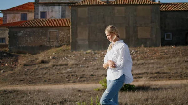Uspokajająca Kobieta Krocząca Samotnie Blondynka Spędzająca Wakacje Starym Zamku Zrelaksowana — Zdjęcie stockowe