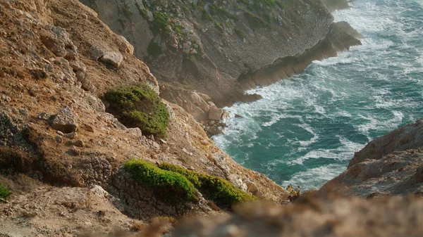 Морской Пляж Скалы Вид Воздуха Скалистый Остров Пенным Океаном Каменный — стоковое фото