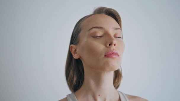 Portrait Yoga Fille Inhalant Intérieur Entraîneur Sportif Serein Méditer Seul — Video