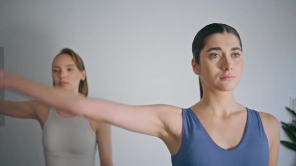 Atletas Pareja Estirando Cuello Practicando Yoga Interiores Primer Plano Niñas — Vídeos de Stock