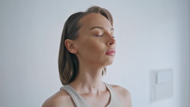 Gros Plan Fille Tranquille Respirant Profondément Intérieur Visage Calme Femme — Video