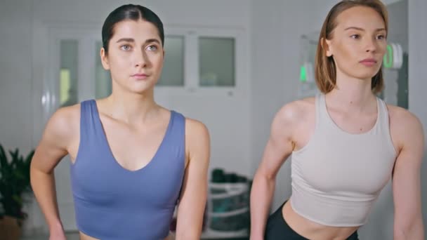 在白宫特写镜头的重点妇女体育培训 让女运动员一起享受日常健身 一起做早操 两个青春期的妇女在室内锻炼 保健概念 — 图库视频影像