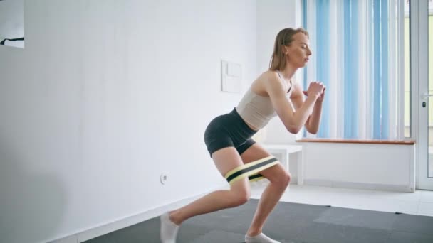 Starke Frau Hockt Workout Hause Konzentrierte Dame Trainiert Hüften Die — Stockvideo