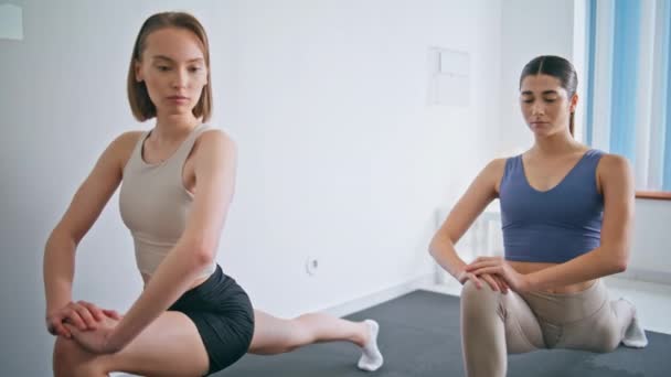 Flexibele Yogini Stretching Body Yoga Mat Gerichte Sporttrainer Oefenen Asana — Stockvideo