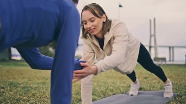 Starke Athleten Mit Planke Auf Der Lichtung Junge Aktive Mädchen — Stockvideo