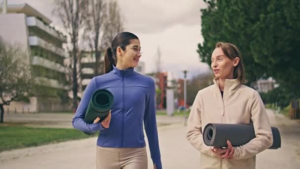 Щасливий Йоґіні Говорить Вуличною Прогулянкою Разом Спортивні Жінки Ходять Алеї — стокове відео