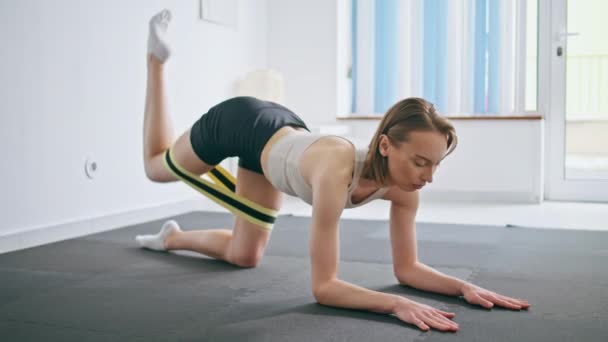 Ενισχυμένη Κυρία Λυγίζει Πόδια Εξάσκηση Γυμναστικής Στο Σπίτι Fit Κίνητρα — Αρχείο Βίντεο