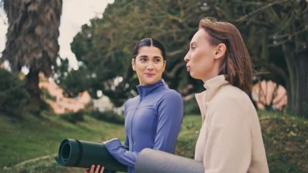 Gelukkige Sportvrouwen Parkeren Conversatie Van Dichtbij Vreedzame Lachende Vrouwen Wandelen — Stockvideo