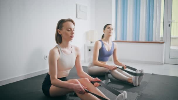 Athletische Mädchen Dehnen Körper Auf Yogamatte Konzentriertes Sportpaar Das Zusammensitzt — Stockvideo