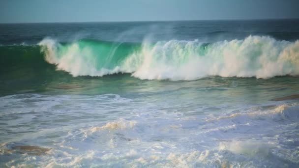 Dangerous Ocean Waves Foaming Summer Morning Huge Surf Rolling Shallow — Stock Video