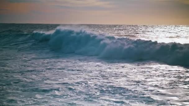 Schäumende Wellen Wälzen Sonnenaufgang Ufer Zeitlupe Schöne Aussicht Auf Das — Stockvideo