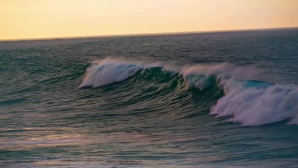 Stormigt Havsvatten Rullar Superslow Motion Skummande Vågor Bryter Ytan Stänk — Stockvideo