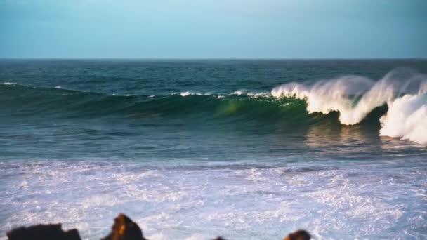 Massive Meereswellen Schwellen Zeitlupe Weißes Schäumendes Meer Das Sonnigen Tagen — Stockvideo