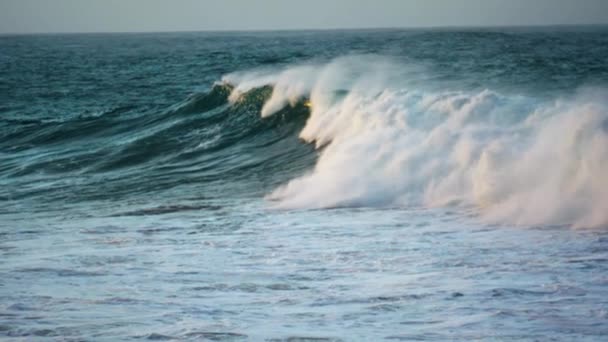 Gefährliche Weiße Wellenrollfläche Superzeitlupe Extremer Reisesport Wütend Schwillt Der Ozean — Stockvideo
