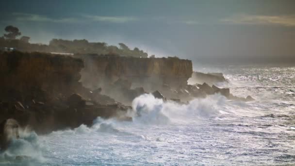 Штормовий Океан Вражає Скелясту Берегову Лінію Потужні Хвилі Розбризкують Роблячи — стокове відео