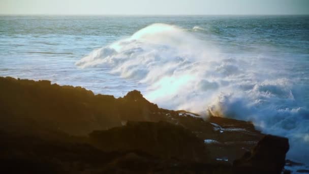 Dramatiska Oceanens Böljande Kustlinje Vid Soluppgångens Slow Motion Kraftfulla Skummande — Stockvideo