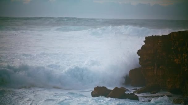 Опасные Волны Ударяются Скалу Замедленной Съемке Драматическое Штормовое Море Разбивающее — стоковое видео