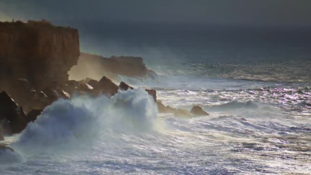Потужний Океан Вражає Скелі Штормовий День Драматичні Хвилі Розбивають Скелі — стокове відео