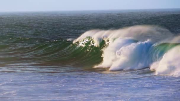 Повільний Рух Розбиває Серфінг Бік Узбережжя Потужні Пінисті Хвилі Розбивають — стокове відео