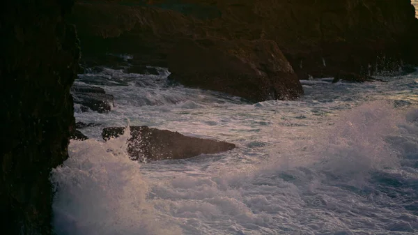 Rozpryskująca Się Woda Rozbija Skały Zmierzchu Niepokojące Fale Morskie Piany — Zdjęcie stockowe