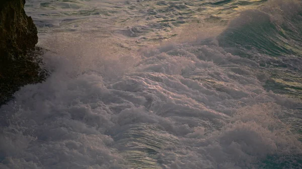 Размывание Утёса Океане Время Утреннего Крушения Холодные Морские Волны Разбивают — стоковое фото