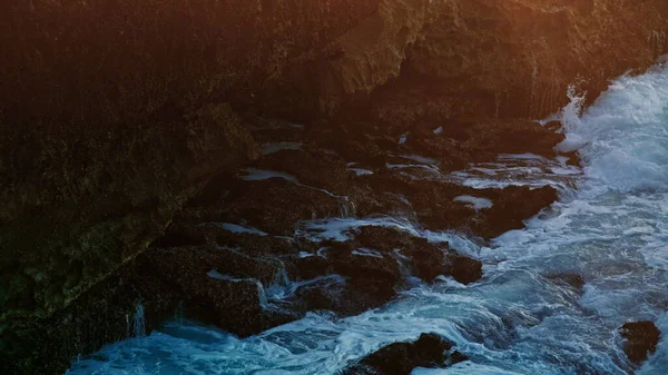 Водный Поток Темной Горной Природы Большие Морские Волны Разбивают Вулканические — стоковое фото
