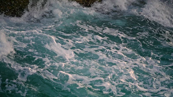 Пенные Волны Брызгающие Скалолазание Соленая Морская Вода Разбитая Черными Камнями — стоковое фото