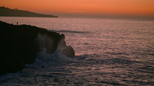 Тёмная Скала Рассвете Океана Спокойный Морской Берег Спокойные Волны Оранжевый — стоковое фото