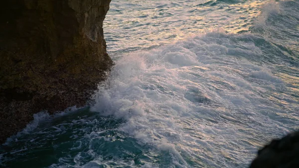 Oceano Spruzzi Scogliera Natura Mattino Primo Piano Grandi Onde Sbattono — Foto Stock