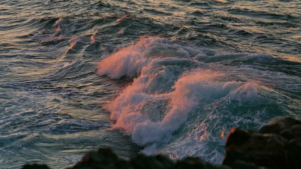 Potężne Fale Oceanu Piana Wschodzie Słońca Charakter Zbliżenie Zapierające Dech — Zdjęcie stockowe