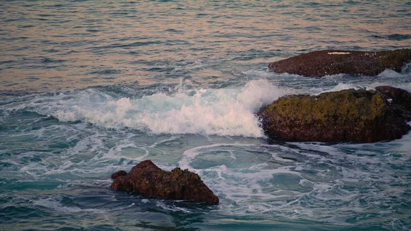 Αφρώδη Κύματα Κυλούν Σκοτεινούς Βράχους Κοντά Όμορφη Θαλασσογραφία Υψηλές Πέτρες — Φωτογραφία Αρχείου