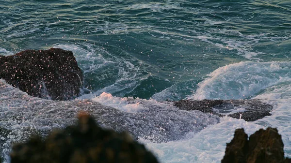 Churning Morze Mycie Skały Zmierzchu Środowiska Zbliżenie Fale Zimnego Oceanu — Zdjęcie stockowe
