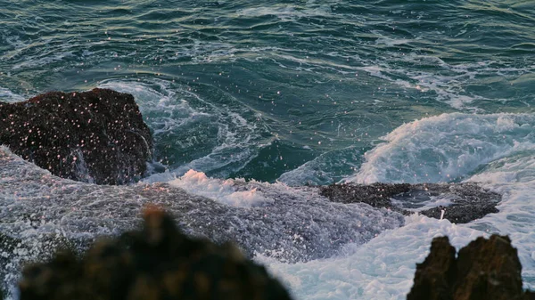 Churning Sea Washing Crag Dusk Environment Closeup Cold Ocean Waves — Foto de Stock