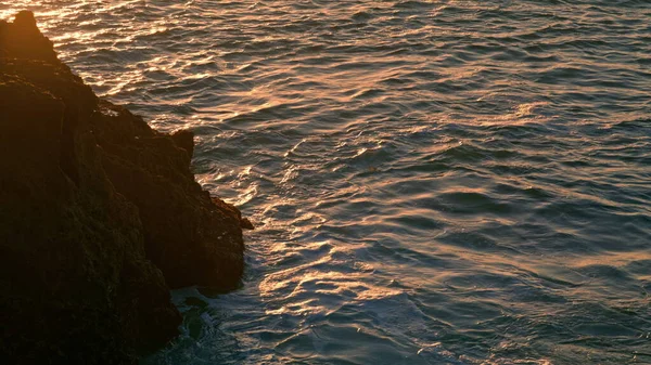 Спокойная Вода Смывает Гору Утренний Подъем Спокойные Волны Движущиеся Поверхности — стоковое фото