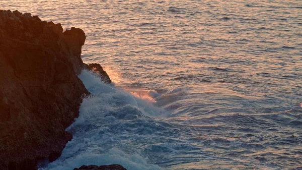 Espumoso Océano Salpicando Naturaleza Acantilado Por Mañana Cerca Agua Salada —  Fotos de Stock