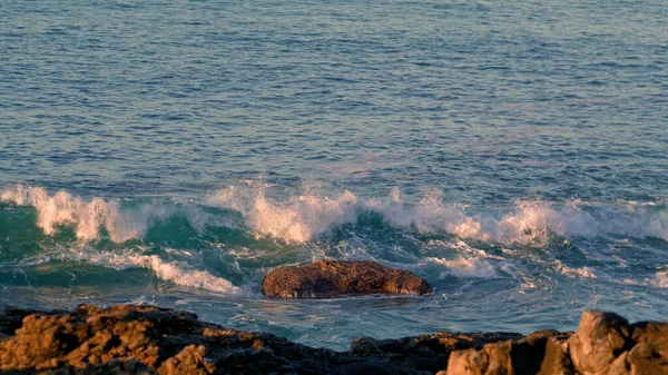 Burzliwa Fala Miażdżąca Wybrzeże Letnim Zbliżeniu Morze Tryskające Wulkanicznymi Skałami — Zdjęcie stockowe