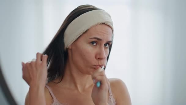Vážná Žena Čistí Zuby Koupelně Probudící Dáma Držící Kartáček Zuby — Stock video