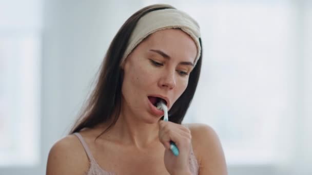 Modelo Perezoso Limpieza Boca Mirando Espejo Baño Cerca Mujer Relajada — Vídeos de Stock