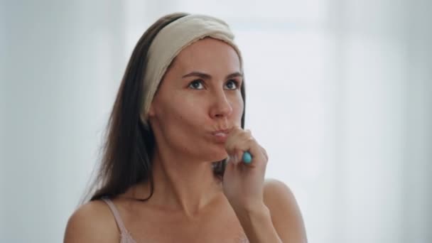 Banyo Odasında Diş Fırçalayan Kaygısız Kız Dans Eden Mutlu Kadın — Stok video