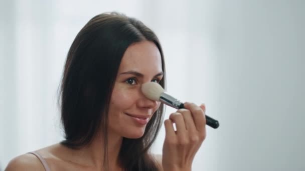 Szczęśliwa Kobieta Aplikująca Proszek Apartamencie Uśmiechnięta Pani Wkładająca Kosmetyki Lustra — Wideo stockowe