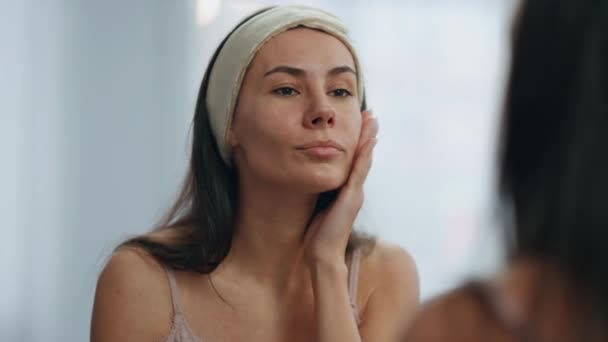 Dame Souriante Regardant Miroir Salle Bain Gros Plan Superbe Femme — Video