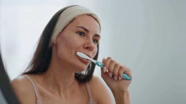 Sabah Banyodaki Aynada Dişlerini Fırçalayan Kız Dişetlerine Masaj Yapan Ağzı — Stok video