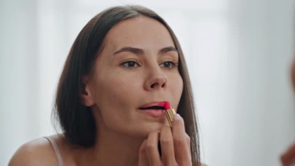 Fokuserad Kvinna Läppar Makeup Förbereder Hemma Närbild Involverad Flicka Tillämpa — Stockvideo