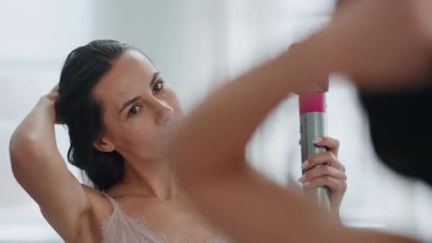 Linda Senhora Secando Cabelo Sala Luz Perto Mulher Groomed Hairstyling — Vídeo de Stock