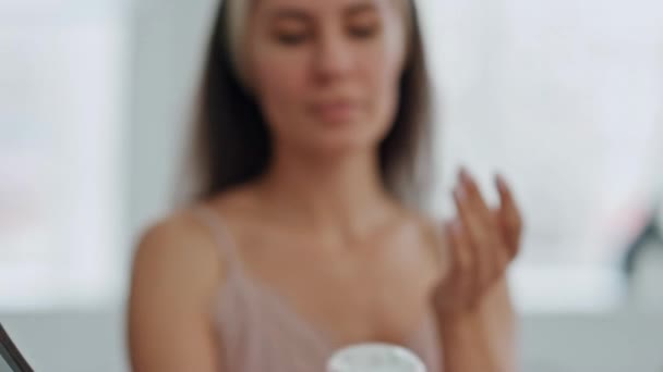 Pozitivní Žena Hydratovat Obličej Krém Uvnitř Detailní Uvolněná Dáma Nanáší — Stock video