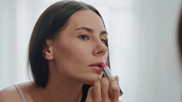 Happy Girl Lèvres Colorier Regarder Miroir Intérieur Jolie Dame Gros — Video