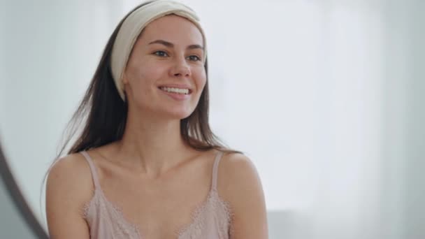 Banyodaki Aynada Gülümseyen Beyaz Dişli Kadın Yakın Çekim Mutlu Bayan — Stok video