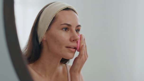 Modelo Positivo Esponja Rosto Olhando Espelho Casa Closeup Headband Sorrindo — Vídeo de Stock