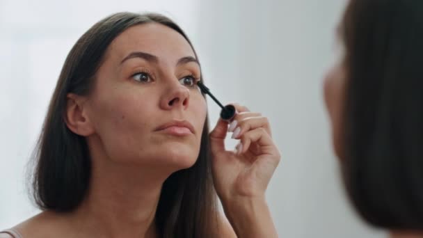 Självsäker Kvinna Som Applicerar Mascara Spegelplats Närbild Fokuserad Dam Ser — Stockvideo