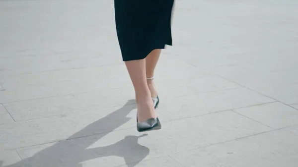 아름다운 여인의 다리는 우아하고 구두를 가까이 치마를 자신감 사업가 거리를 — 스톡 사진